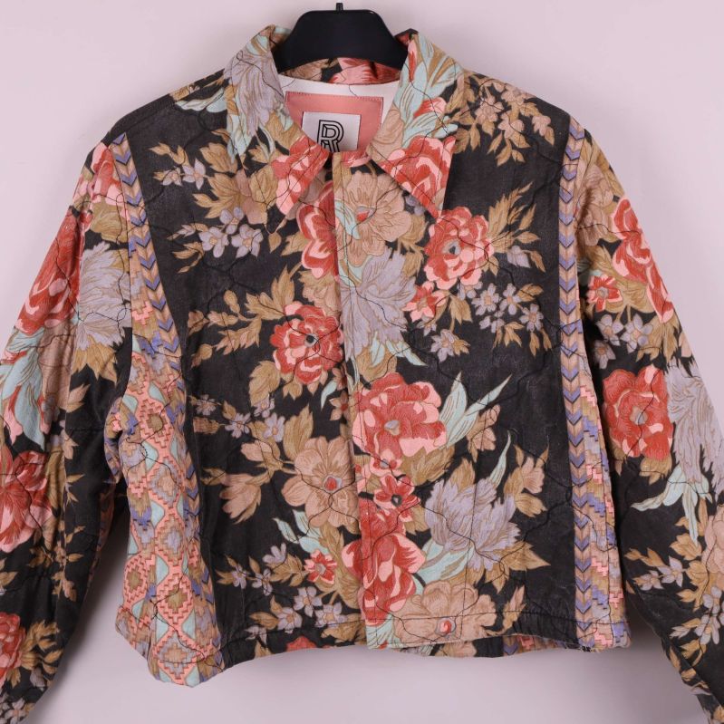 Jacka med blommönster fotograferad framifrån närbild