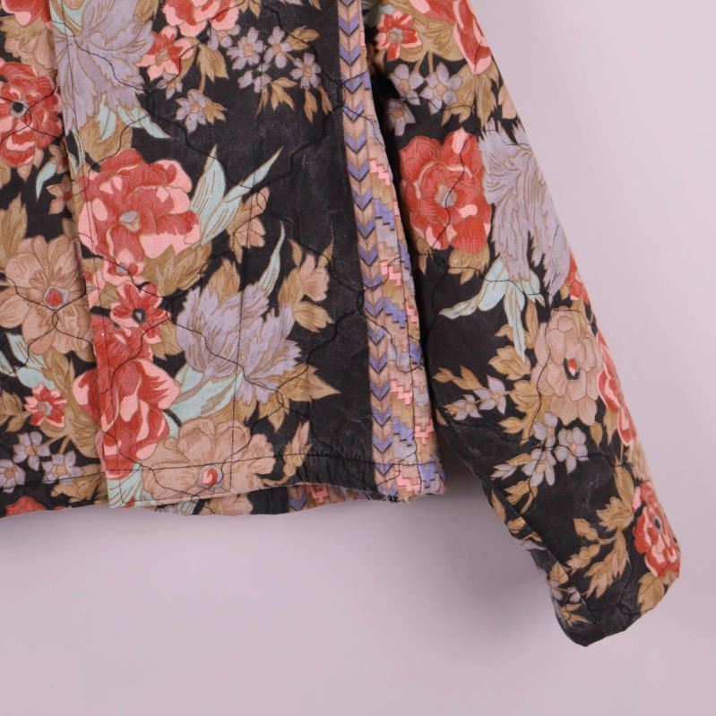 Närbild på jackärm och sidosöm med mönstermix