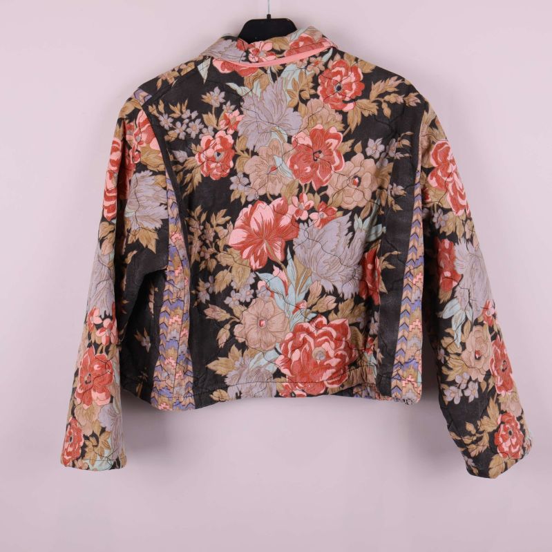 Baksida av jacka med färgstarkt blommönster