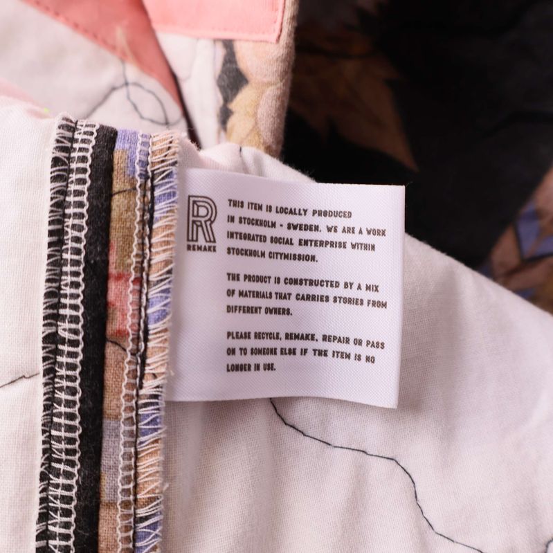 Tvätt- och informationsetikett inuti jackan