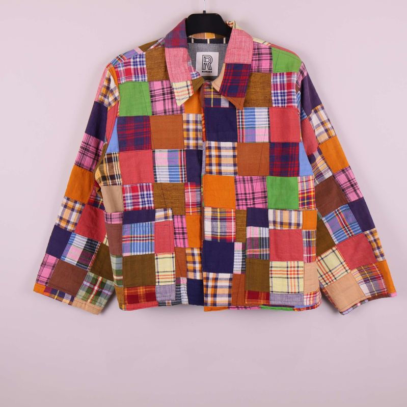 Färgglad patchworkjacka framifrån i olika rutmönster