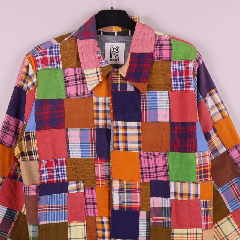 Detaljbild på jackans framsida och krage i patchwork