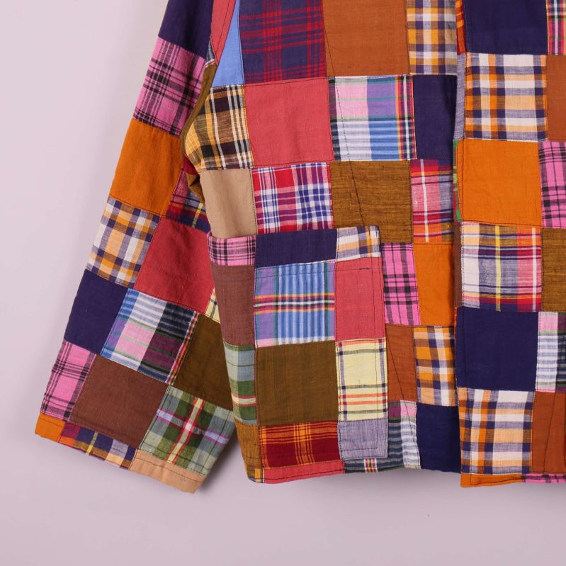 Närbild av jackans ärm och sömmar med patchwork