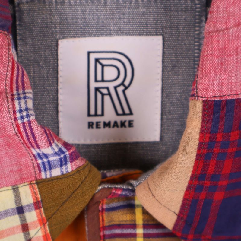 Närbild på krage med Remake-märke i jacka