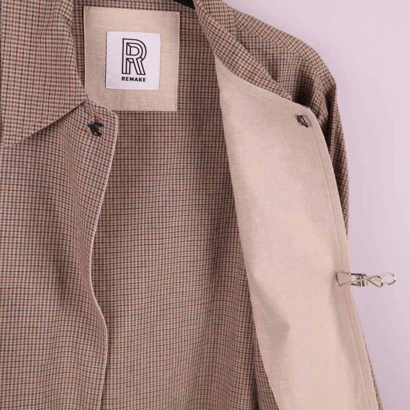 Jackans insida med tyg och diskreta hyskor synliga