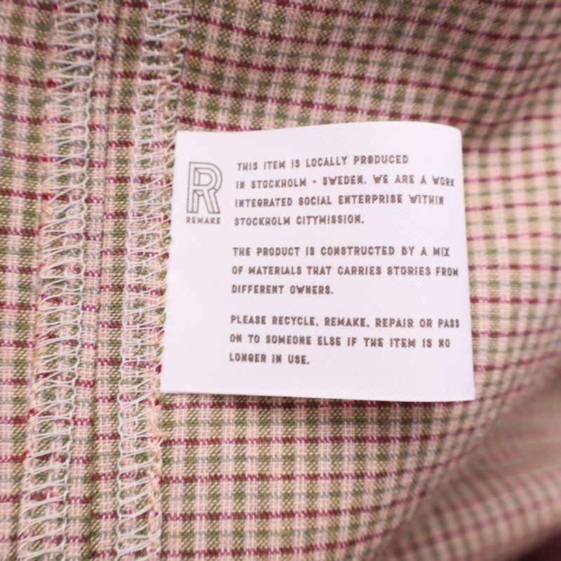 Textetikett på insidan av jackan med information på engelska