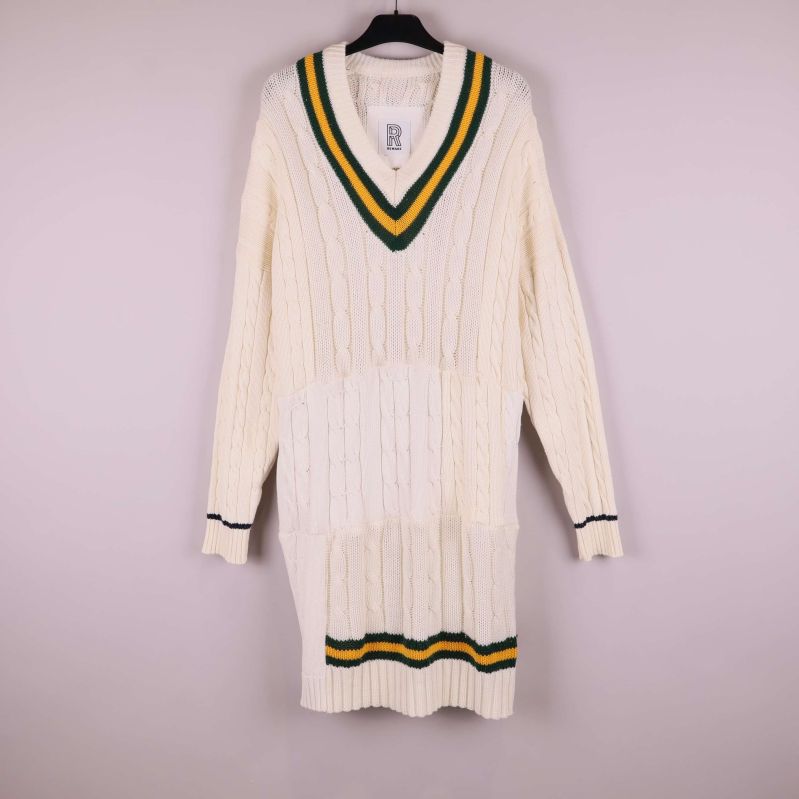 Helvit stickad tröjklänning med randdetaljer framifrån