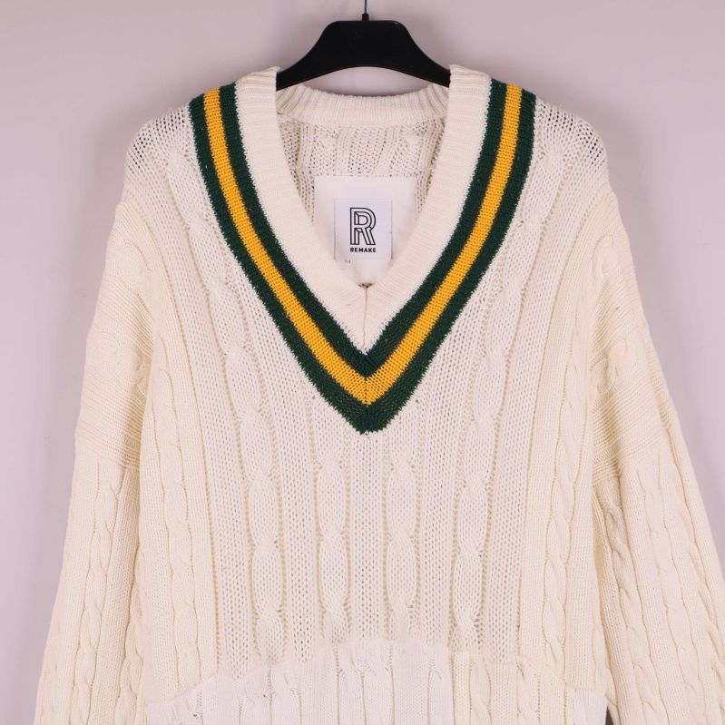 V-ringad hals med gröngul rand på tröjklänning