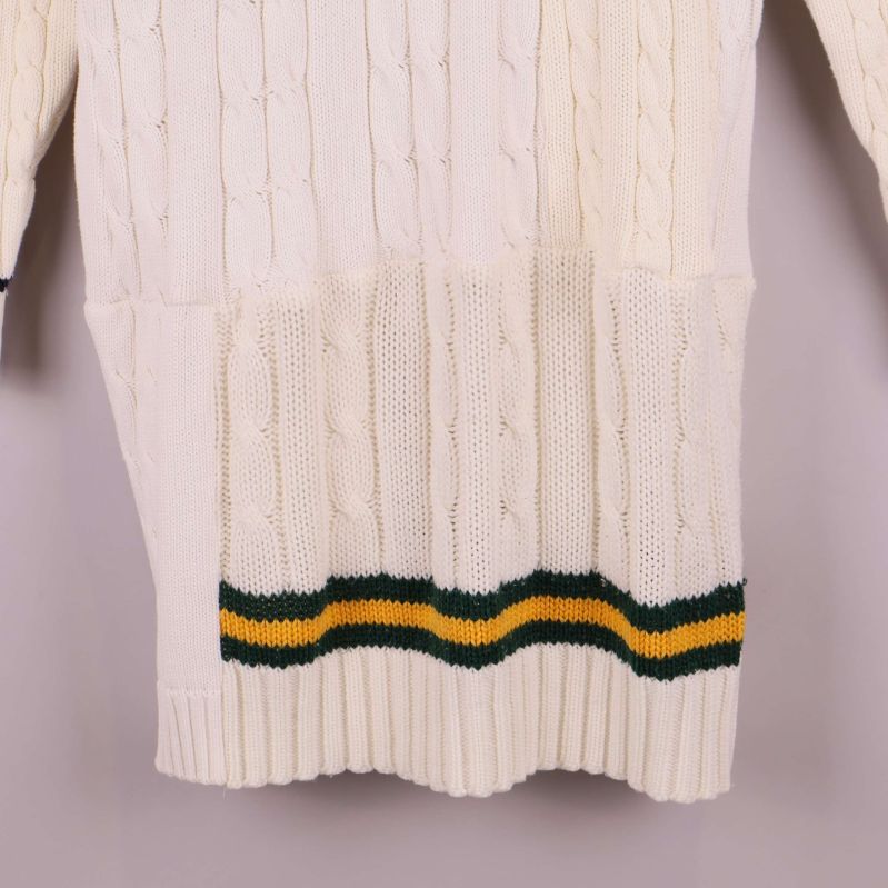 Nedre delen av tröjklänning med gröngula ränder