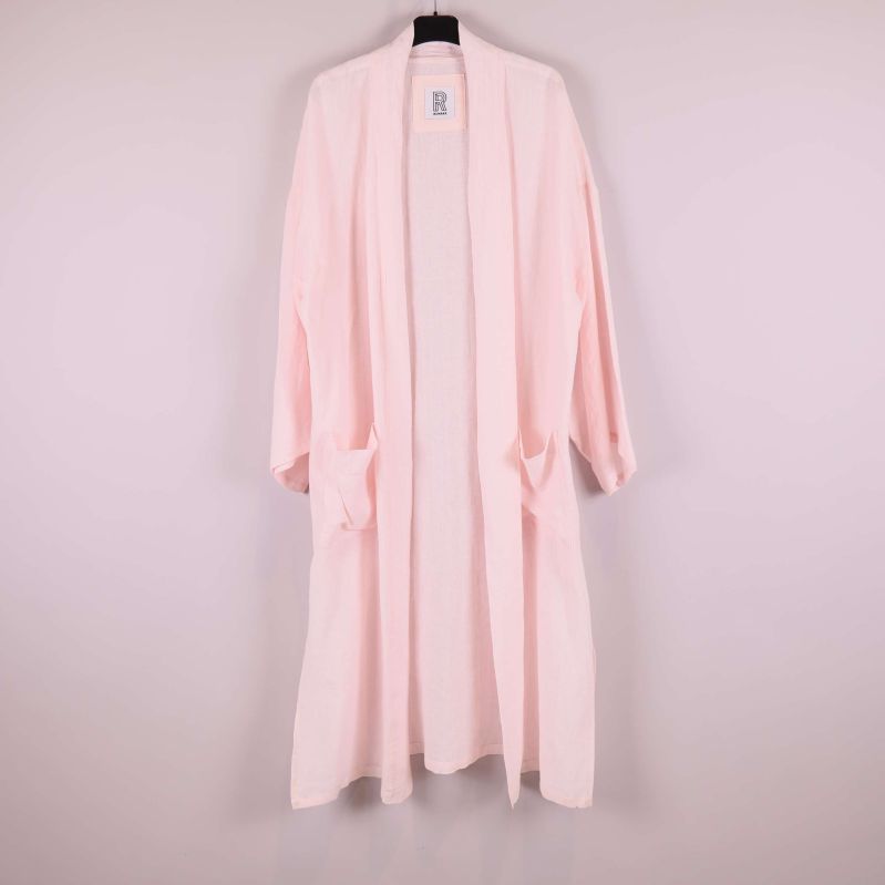 Ljusrosa kimono hängande framifrån med fickor och vida ärmar