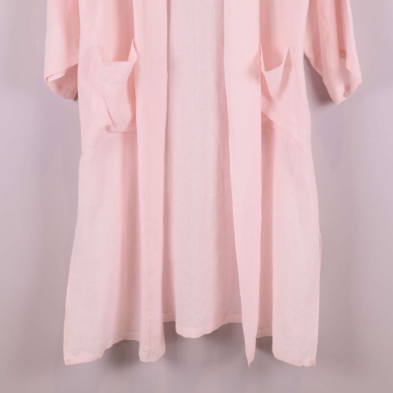 Nederkant på ljusrosa kimono med enkel slits och rakt snitt