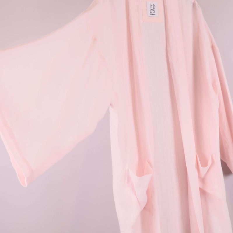 Ljusrosa kimono med utsträckt ärm och djup ficka