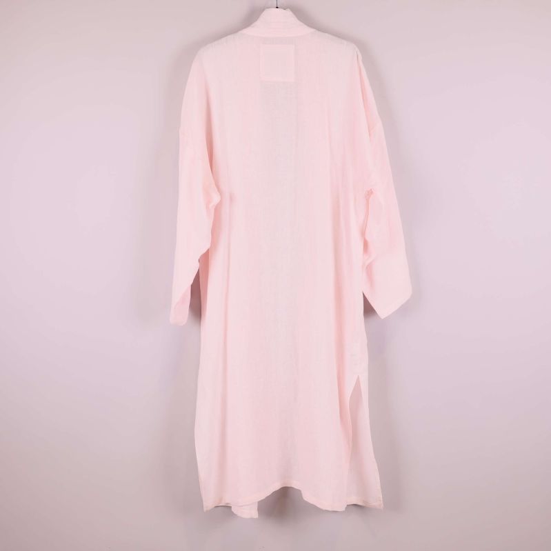 Baksidan av ljusrosa kimono med enkelt snitt och längd