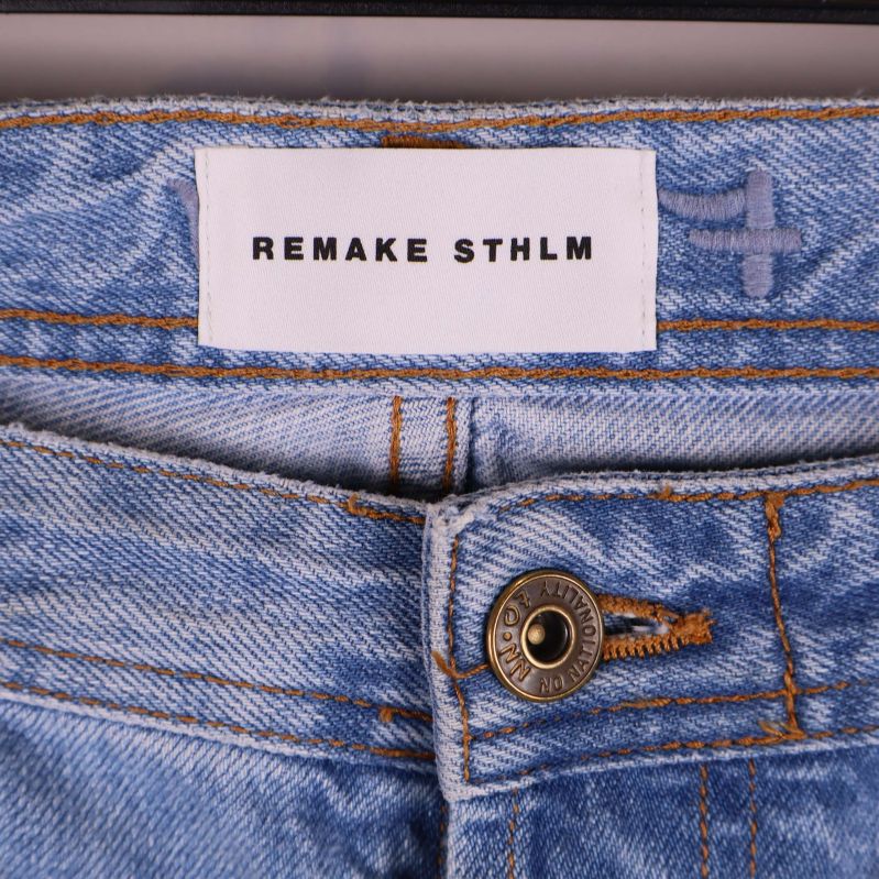 Etikett med texten Remake STHLM i linningen