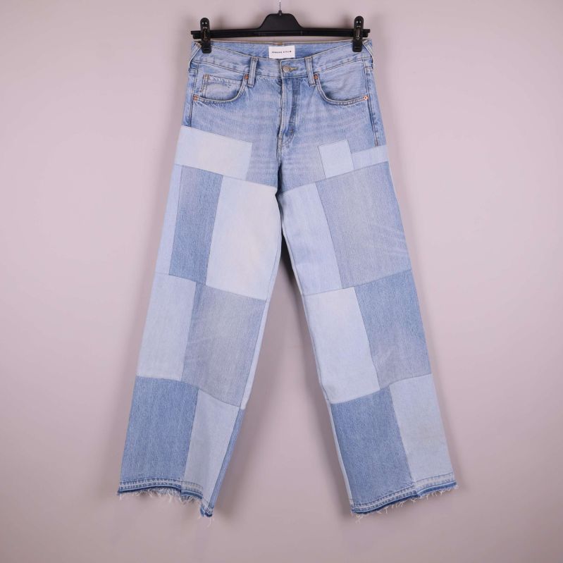 Patchwork jeans i olika blå denim nyanser framifrån