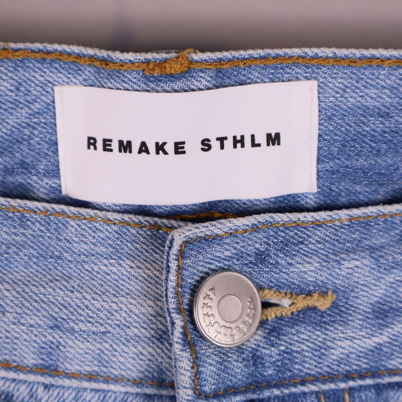 Midjeetikett på jeans med texten Remake STHLM