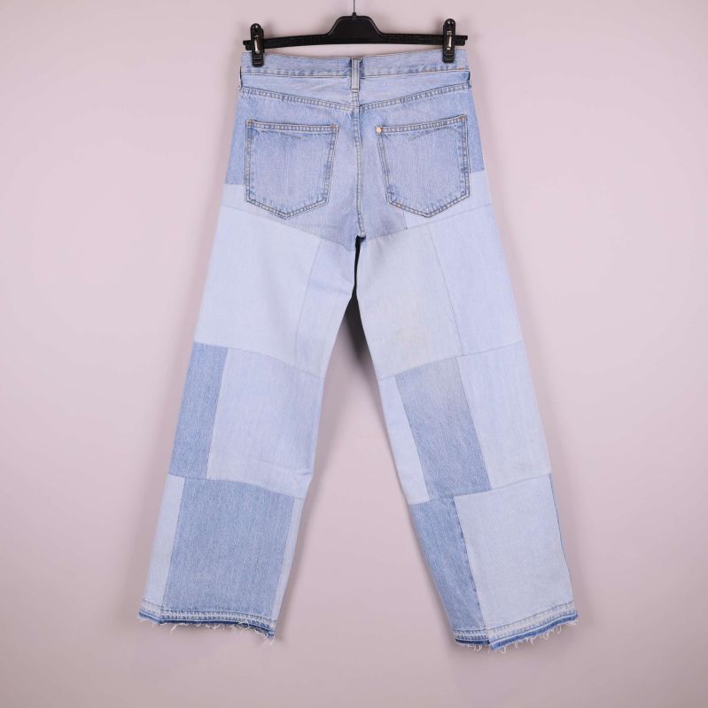 Patchwork jeans i ljusblå toner bakifrån med synliga bakfickor