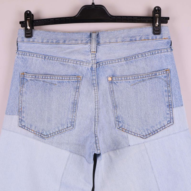 Närbild av bakfickor och sömmar på patchwork jeans