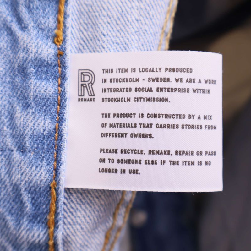 Vänstersida av insydd etikett med engelsk text om produkten