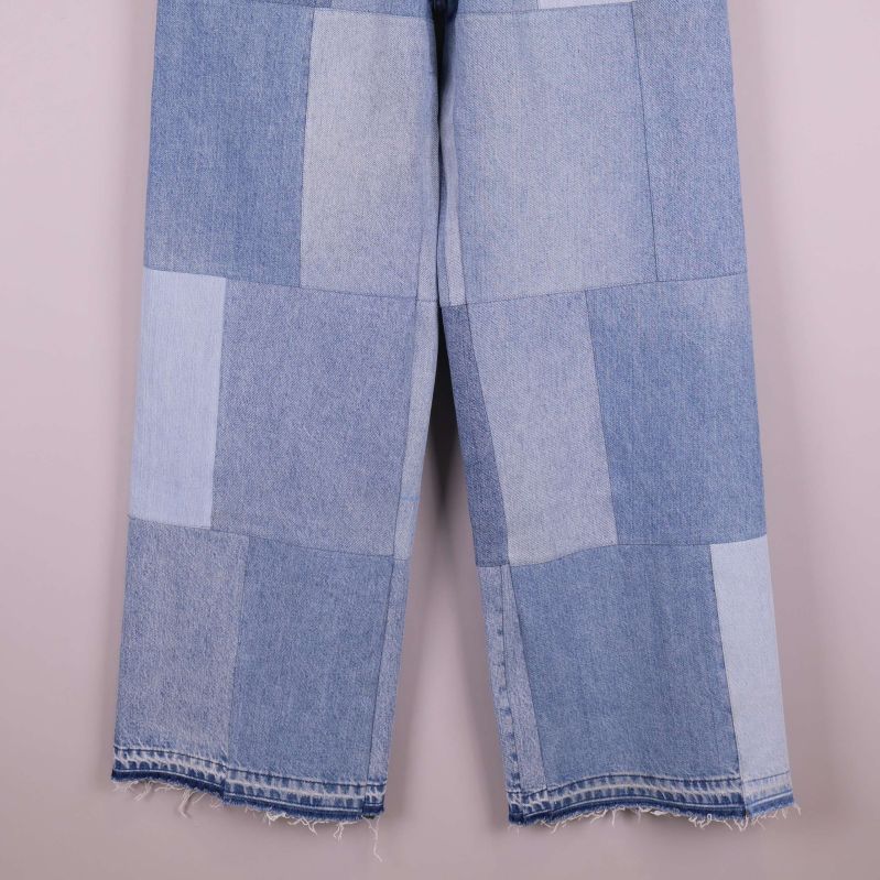 Råa benslut och lappdetaljer längst ner på jeansen