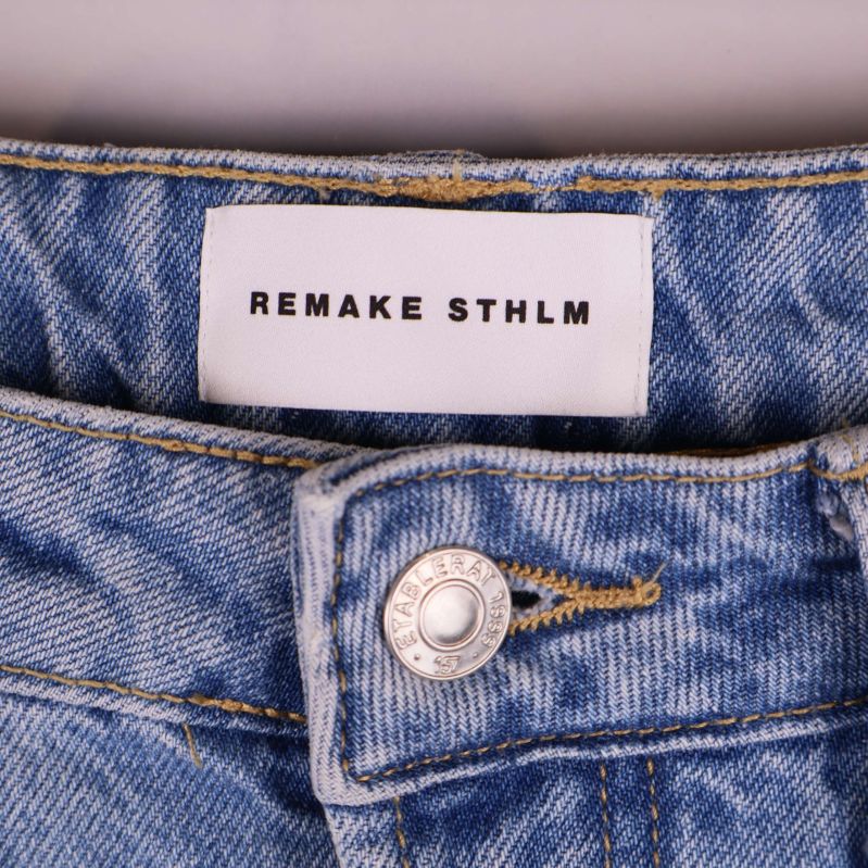 Etikett med Remake STHLM i midjan på jeansen