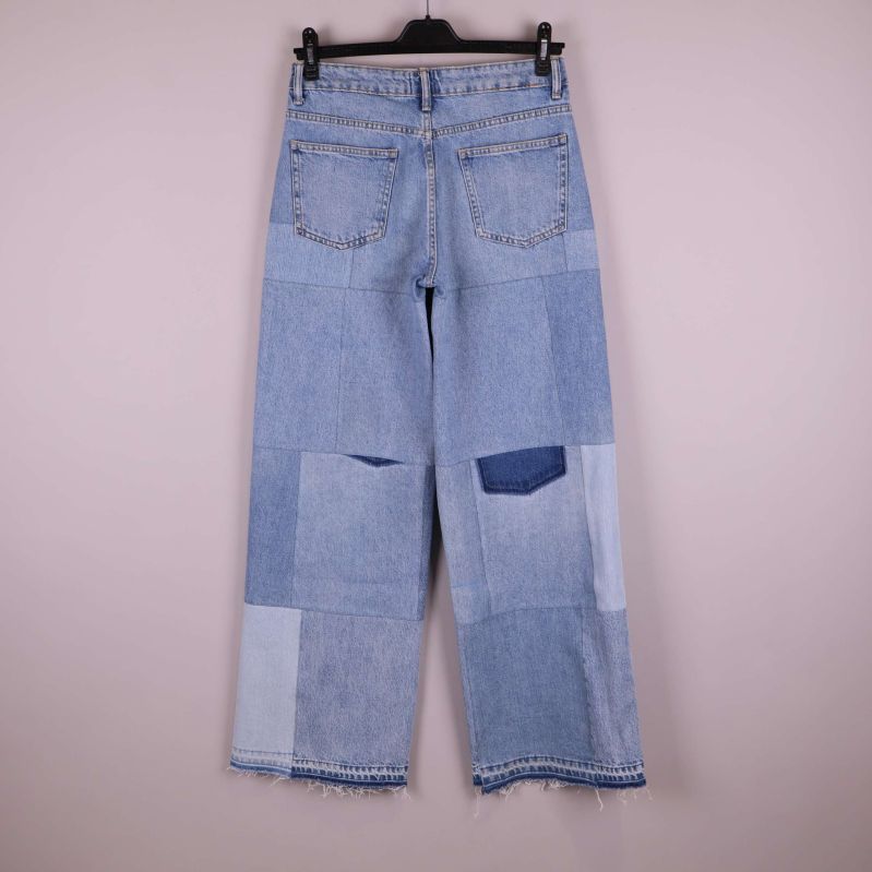 Patchwork jeans bakifrån med olika denimlappar