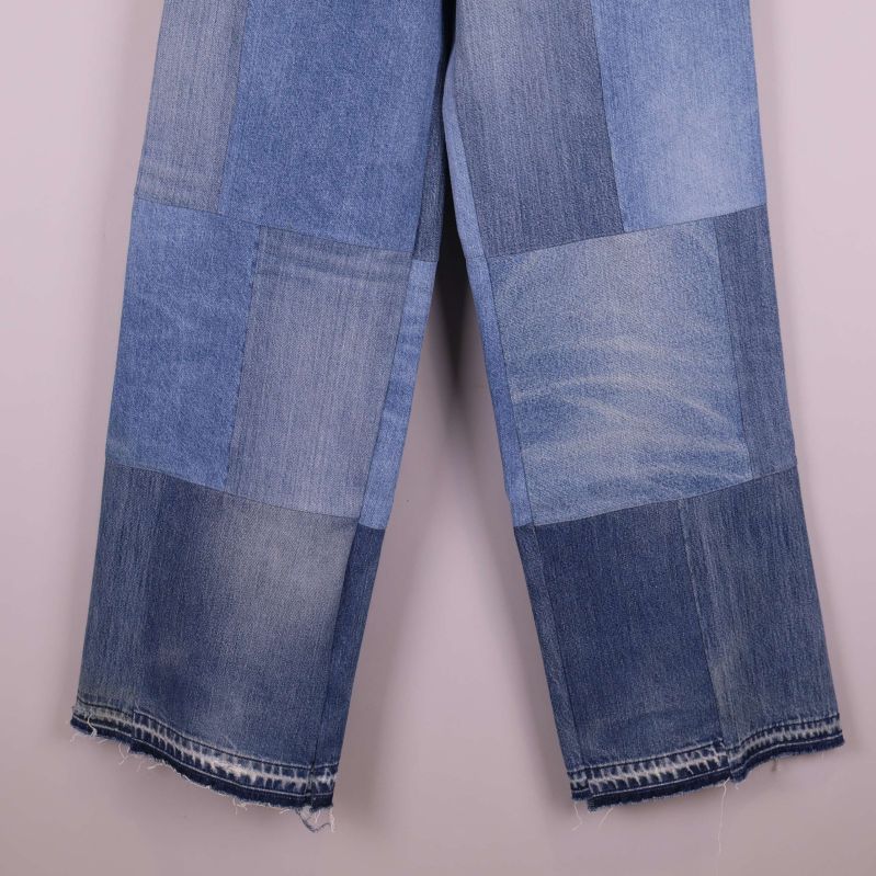 Råa fransade benslut på jeansen visas