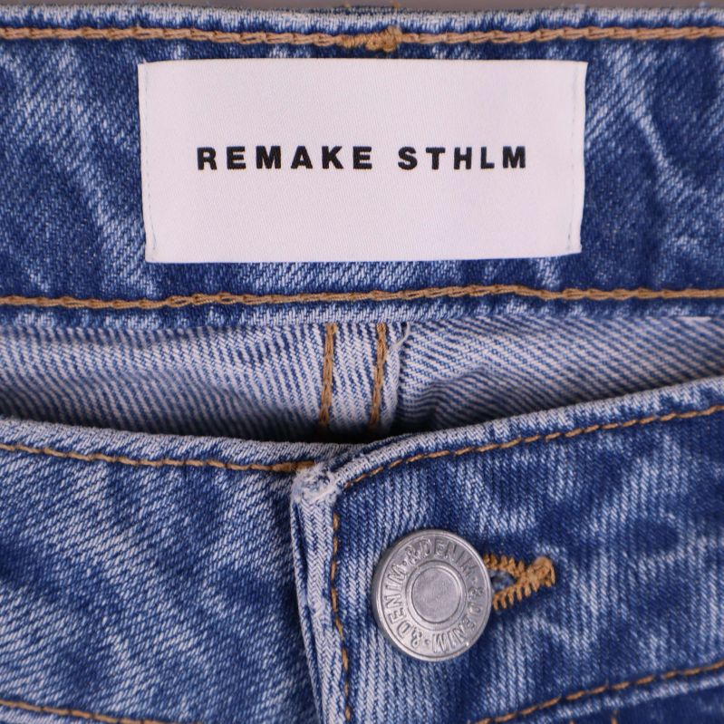 Närbild på etikett Remake STHLM i linningen