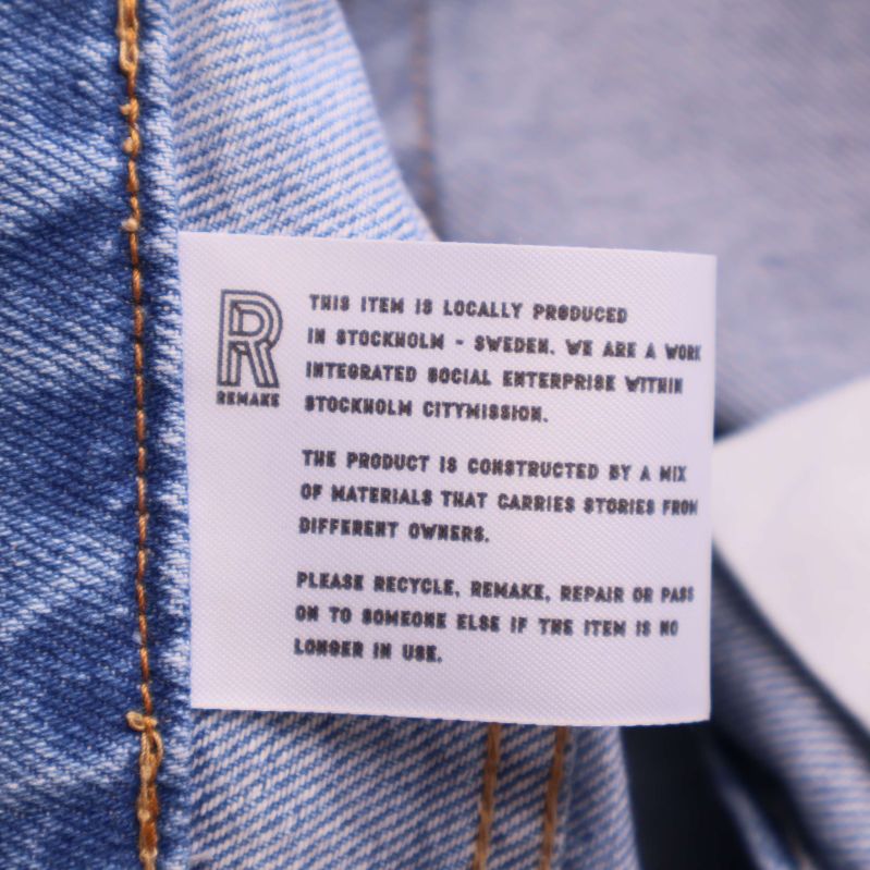 Vit etikett med engelsk tekst om lokal produktion