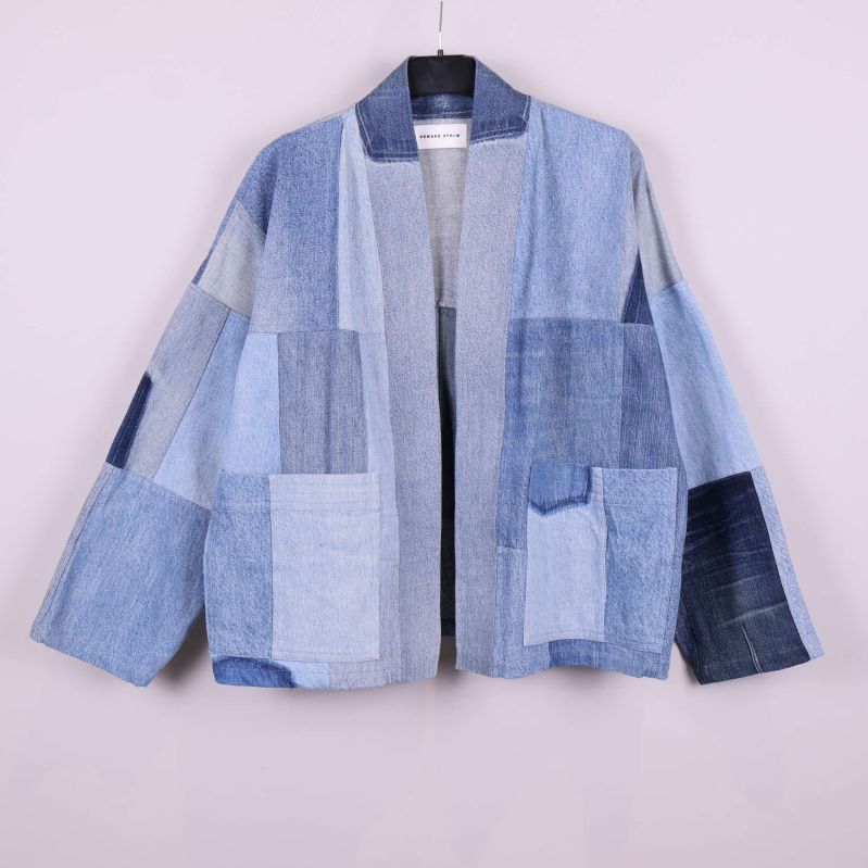 Framsidan av patchwork denimjacka på galge