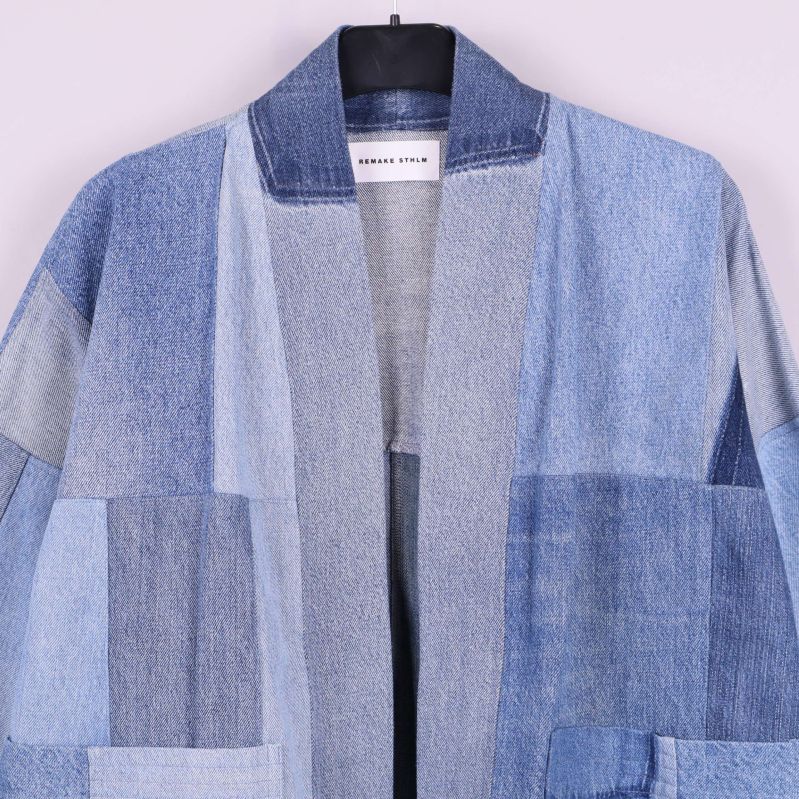 Närbild på jackans övre framstycke och krage