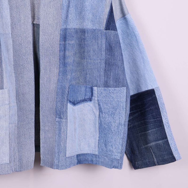 Närbild på jackans fickor och ärm i denim patchwork