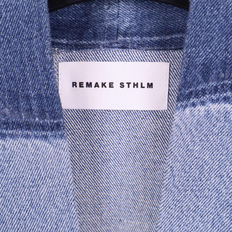 Närbild på etikett med texten Remake STHLM i nacken