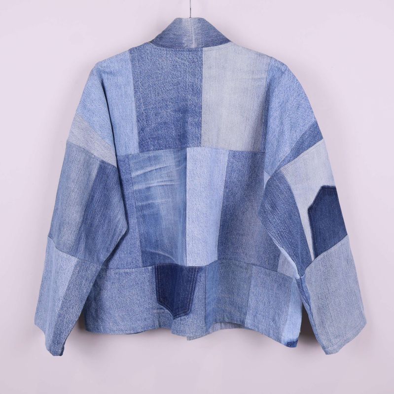 Baksidan av jacka med patchwork i denim