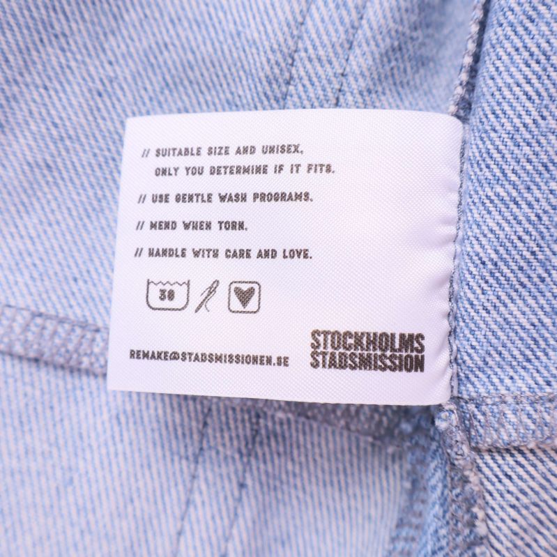 Tvättrådetikett och unisex-information insydd i jackan