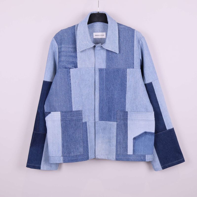 Patchwork jacka i olika blå denimtoner framifrån