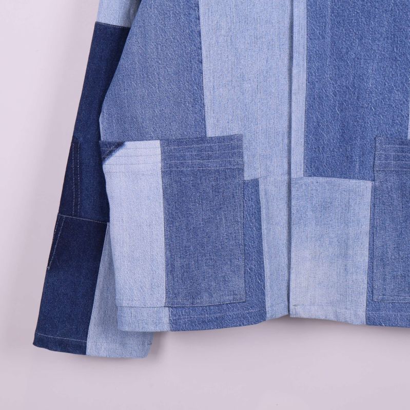 Närbild på jackans stora rektangulära fickor