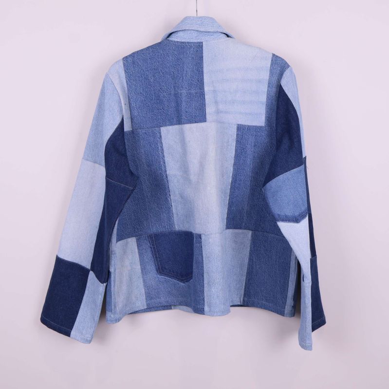 Patchwork jacka i denim i bakifrån vy