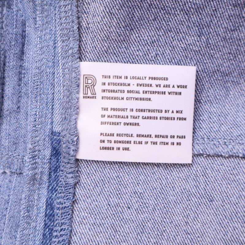 Materiallapp med information om lokal produktion i denim