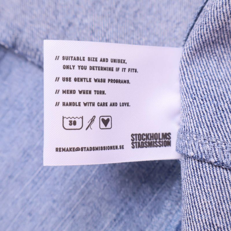 Tvättrådslapp med instruktioner för denimjacka