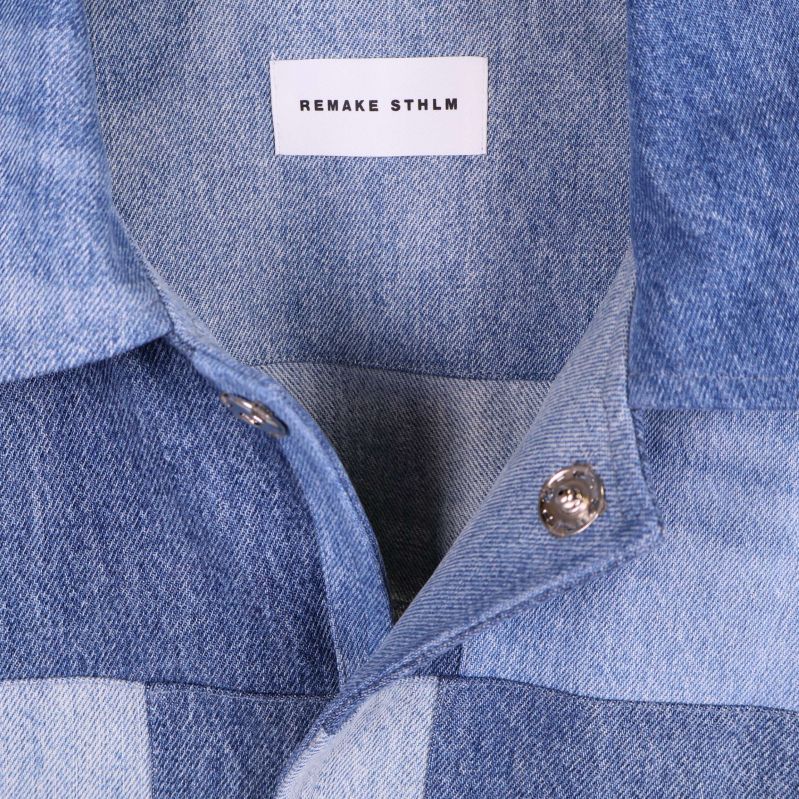 Närbild på jackans krage och etikett