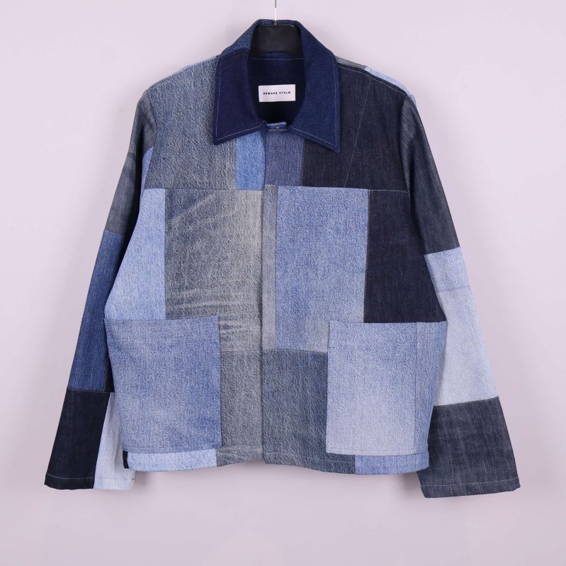 Patchwork jacka framtill i olika nyanser av denim