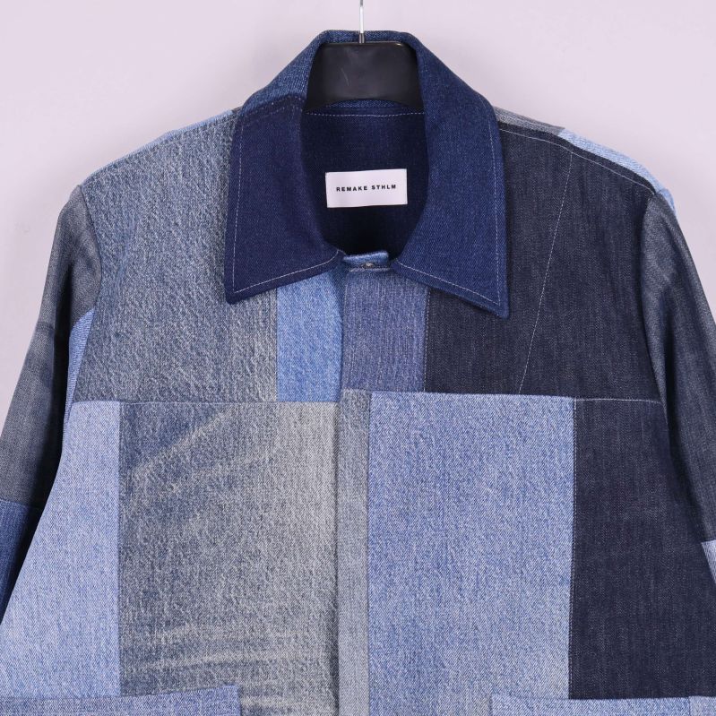 Övre halvan av jackan visar olika denimlappar och krage