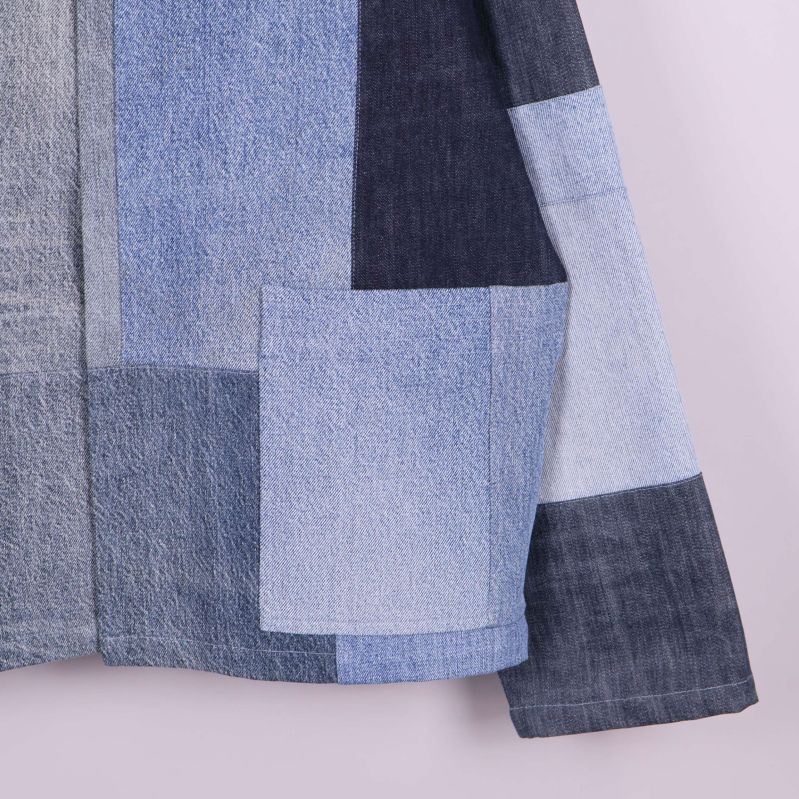 Stor ficka i patchwork-denim visas på jackans framsida