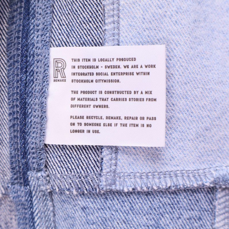 Textetikett med information om jackans produktion