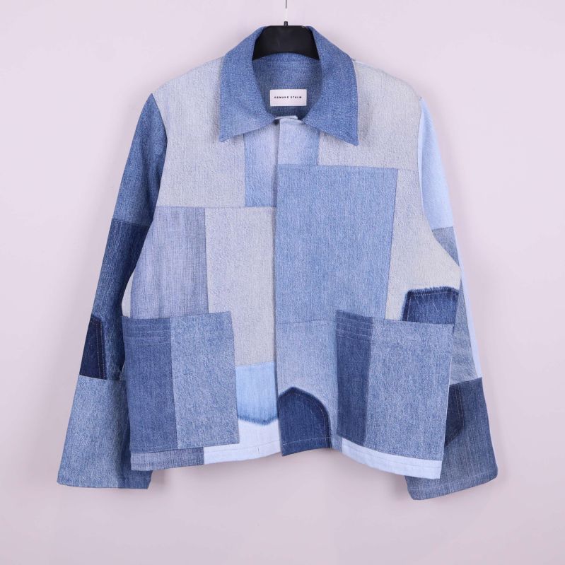 Patchwork jacka i olika blå denim på galge