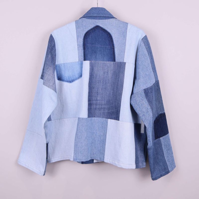 Baksidan på patchwork jacka i denim i flera nyanser
