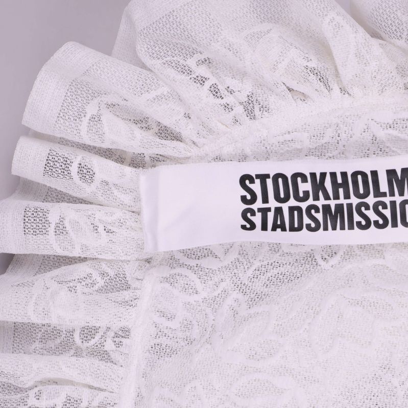 Närbild på volang och texten Stockholms Stadsmission