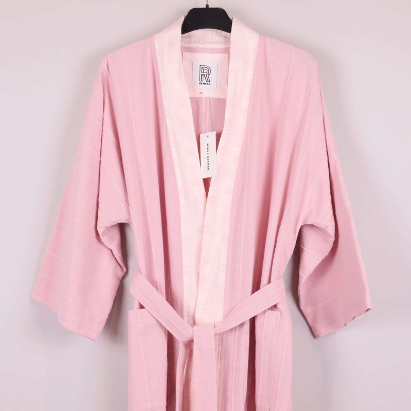 Överdel av rosa kimono med krage och axelparti