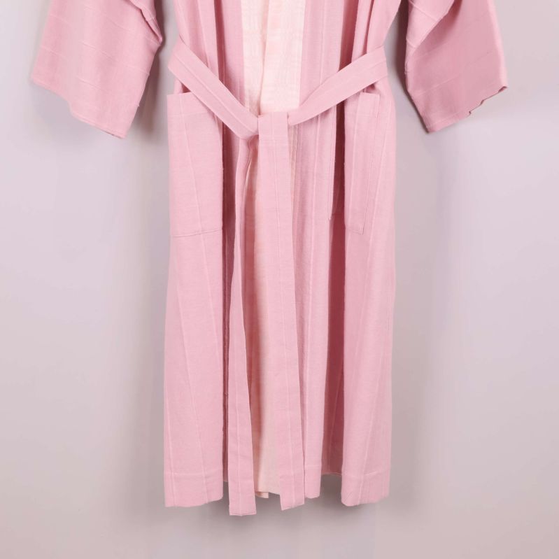 Nederdel av rosa kimono med fickor och knytskärp